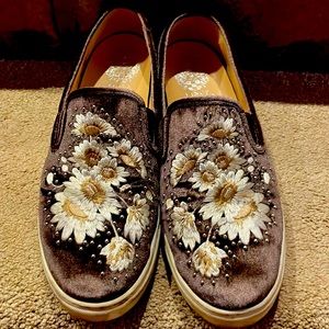 GUC Vince Camuti slip ons. Brown velvet with cream flowers.